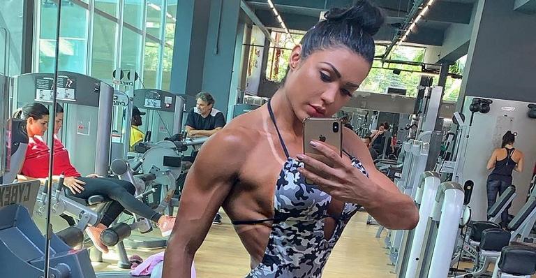 De cabeça para baixo! Gracyanne Barbosa atinge façanha durante aula de poledance