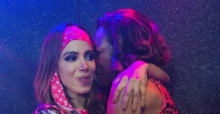 Glória Maria relembra clique antigo de Anitta e fãs se surpreendem com aparência da cantora