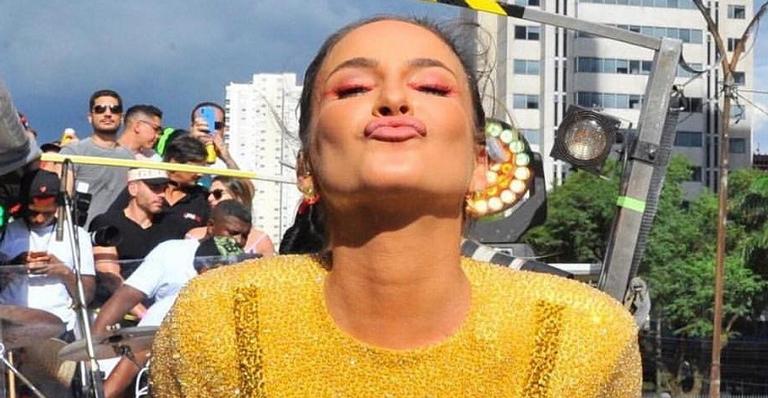 Piscininha amor! De biquíni, Claudia Leitte mostra barriguinha de cinco meses e encanta a web