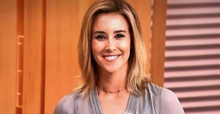 Após sair da Globo, Cris Dias aparece reluzente em dia de praia com ator e filho