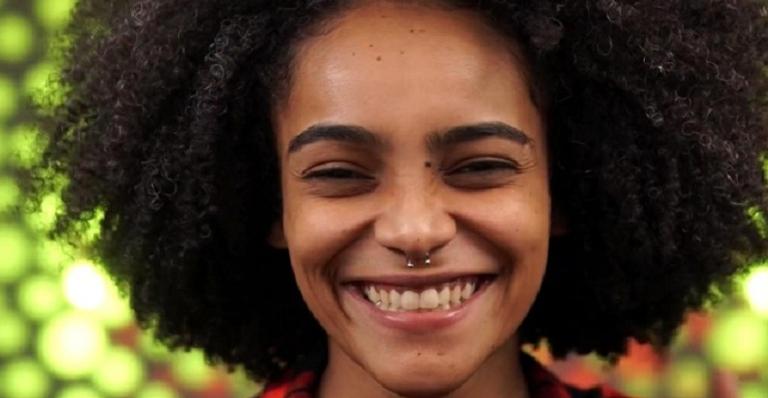 Participante do BBB19 cita adversidades que enfrentou pelo fato de ser adotada