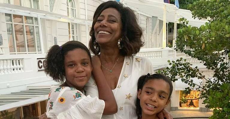 Glória Maria faz agradecimento especial à Xuxa Meneghel: ”Ajudou a educar minhas filhas”
