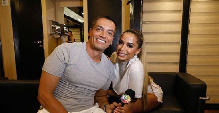 Leo Dias lança biografia não autorizada de Anitta e famosas comentam estreia