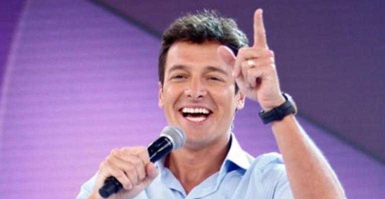 Rodrigo Faro comanda churrasqueira de toalha e curte final de semana bem à vontade