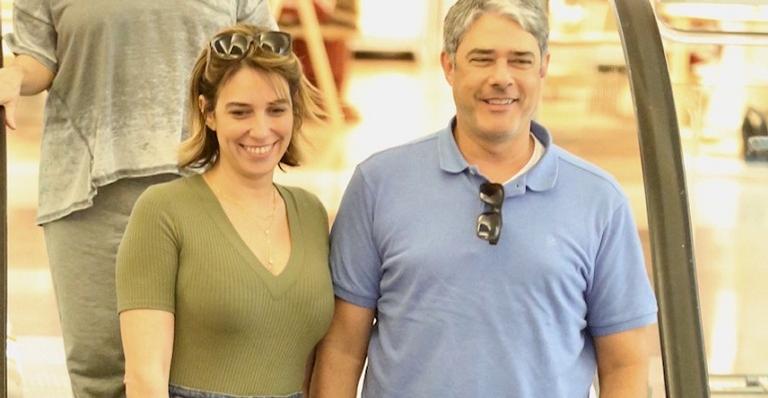 William Bonner e Natasha Dantas não economizam sorrisos no shopping