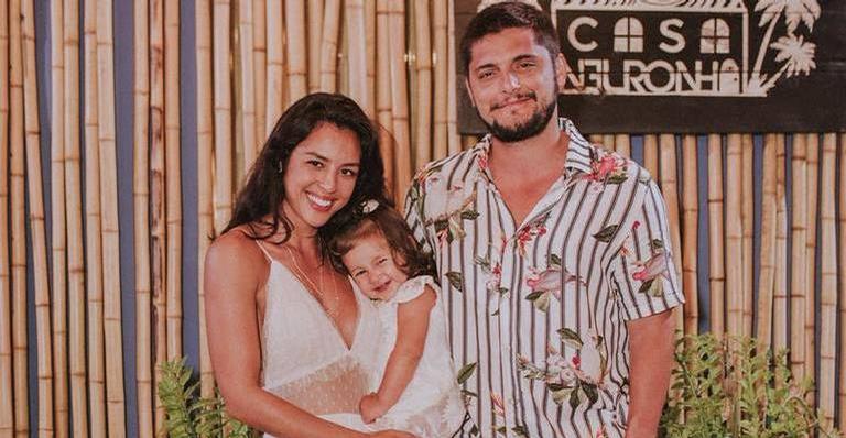Bruno Gissoni aproveita dia de folga com família e encanta ao flagrar momentos fofos de Madalena