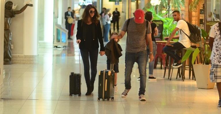 Alinne Moraes faz rara aparição em família e acaba mostrando o filho