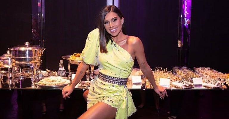 Flavia Pavanelli loira? Atriz surge com cabelos descoloridos e choca os fãs