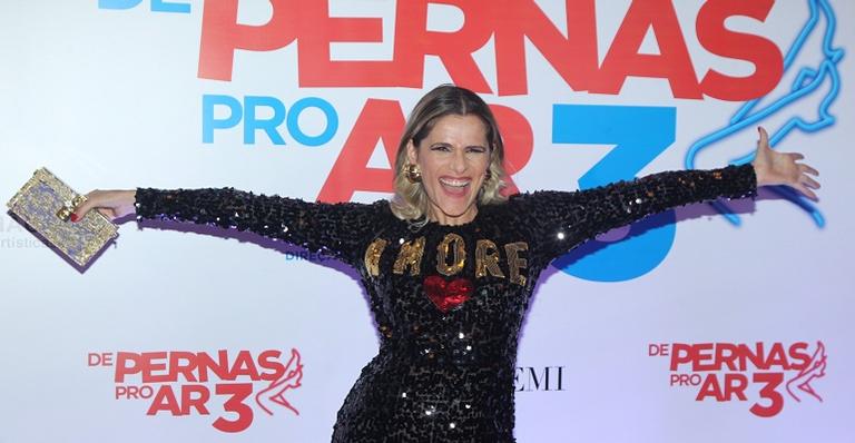 Ingrid Guimarães surge sorridente e com vestido brilhante na estreia de seu novo projeto