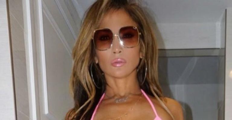 Aos 49 anos, Jennifer Lopez exibe corpão e impressiona de biquíni