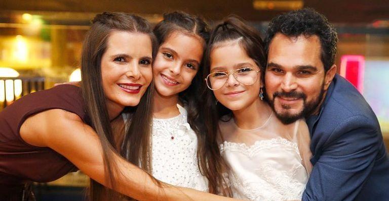 Hora de dormir! Luciano Camargo encanta a web com clique das filhas gêmeas de pijama
