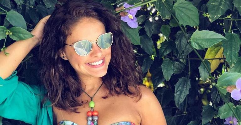 Paloma Bernardi posa com biquíni de oncinha e sensualidade encanta os fãs