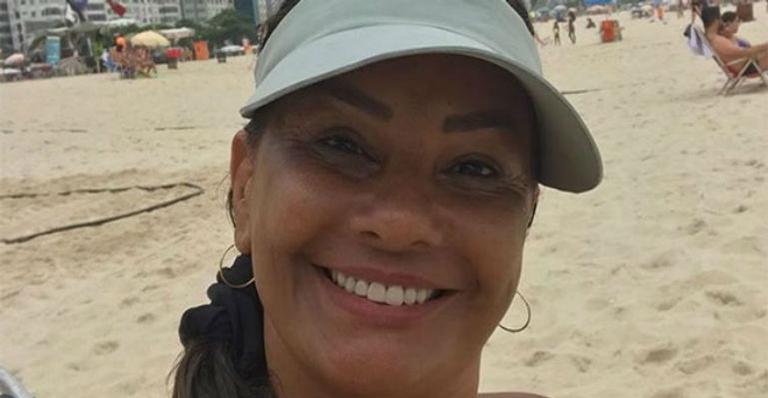 Aos 61 anos, Solange Couto impressiona com corpão ao tomar sol de fio dental
