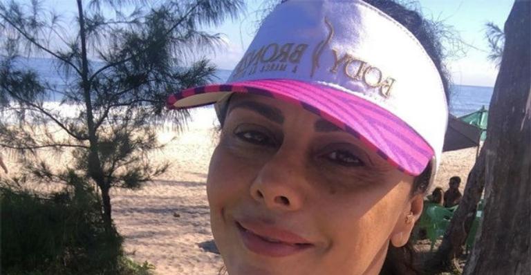 Após confusão com Gracyanne Barbosa, Viviane Araújo aparece plena na praia