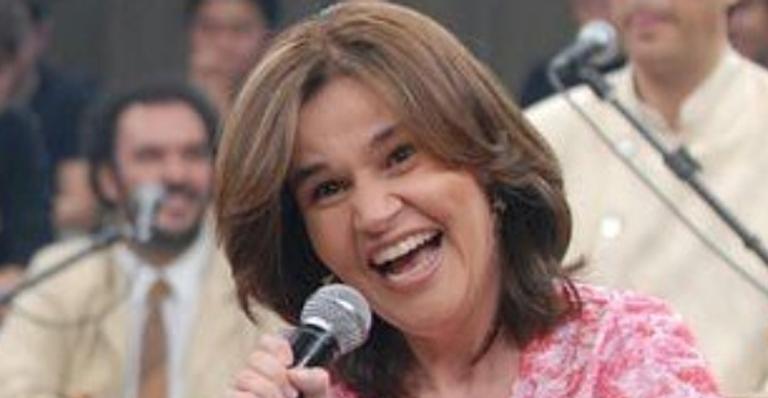 Após receber alta, Claudia Rodrigues é flagrada no aeroporto do Rio