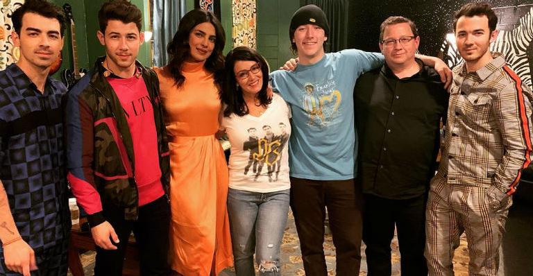 Jonas Brothers fazem o primeiro show após a reunião e família prestigia o acontecimento