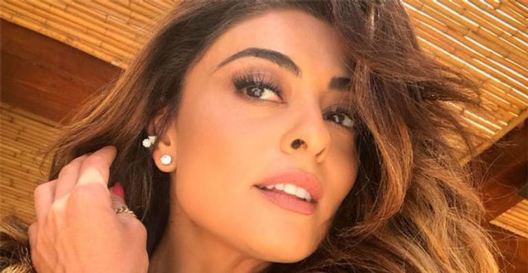 De lingerie, Juliana Paes coloca o bumbum para jogo: ”Quando o crush chama”