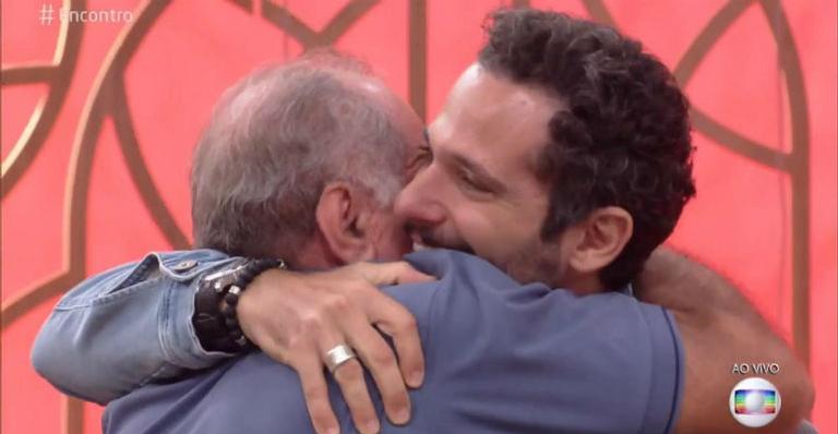 Mouhamed Harfouch vai às lágrimas com surpresa do pai, refugiado da Síria
