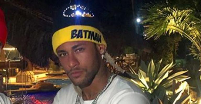 Solteiro, Neymar Jr. curte balada em Paris ao lado de modelos
