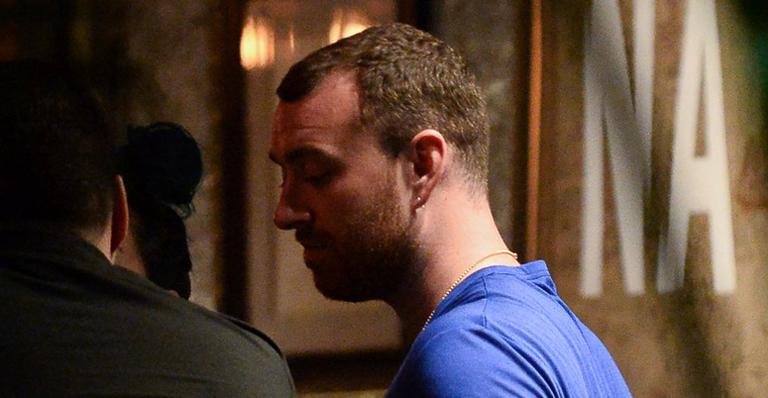 Sam Smith é flagrado em restaurante em São Paulo