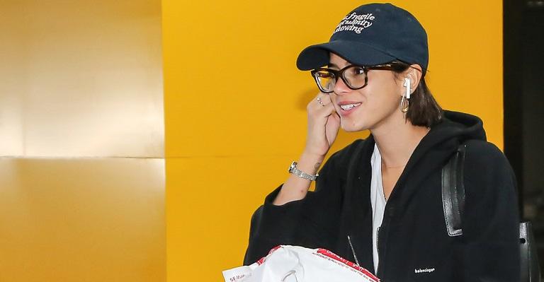 Simpática, Bruna Marquezine sorri para fotos ao desembarcar em São Paulo