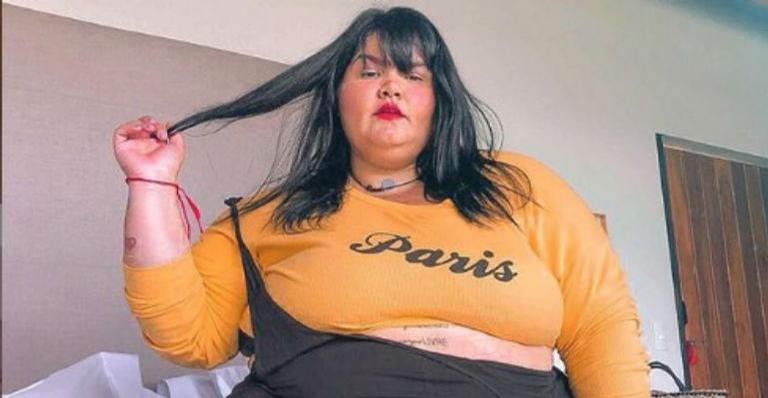Thais Carla, bailarina plus size de Anitta, entra na moda e surpreende ao posar de biquíni neon