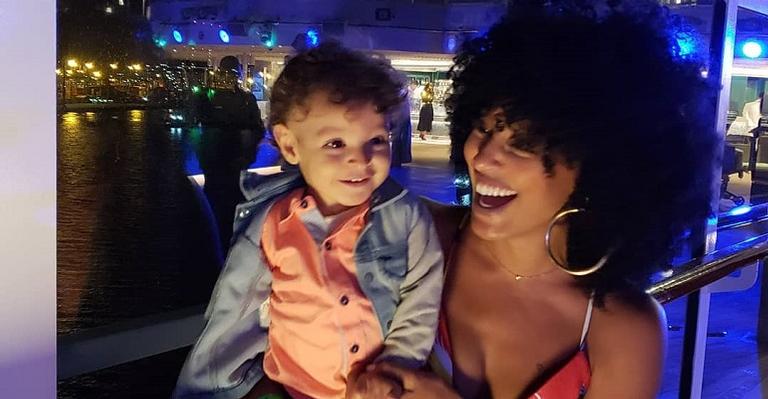 Com o filho, Sheron Menezzes viaja de avião e leva geladeira térmica