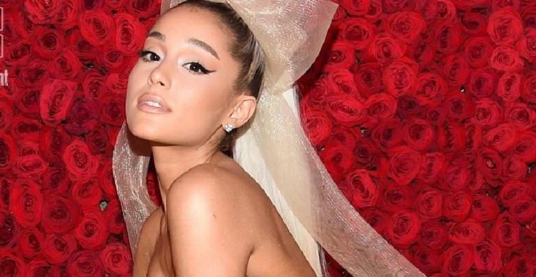 Em nova música, Ariana Grande incita bissexualidade e é criticada por fãs: ”Quer se aproveitar”