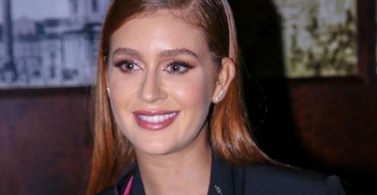 Marina Ruy Barbosa leva decote ao limite e rouba a cena em evento