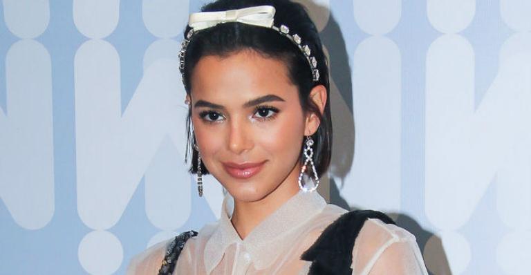 Bruna Marquezine ostenta bolsa grifada no valor de quase R$ 9 mil em evento