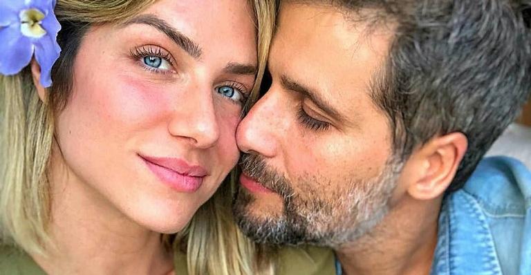 Bruno Gagliasso surge em ‘instante íntimo’ com colega de trabalho e fãs brincam: ”Casalzão”