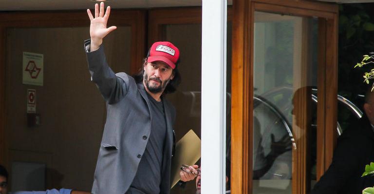 Avião de Keanu Reeves faz pouso de emergência e ele assume posição nobre
