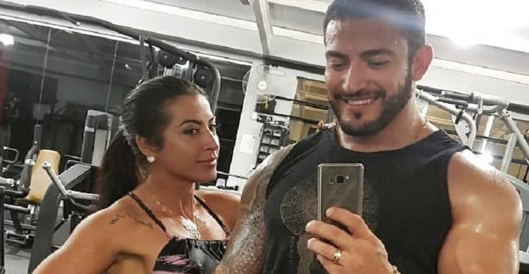 Ex-BBB posta foto totalmente nua com o marido e brinca: ”Adão e Eva”
