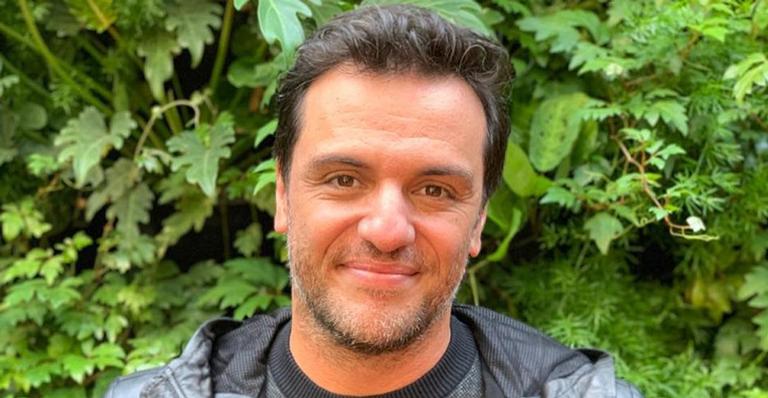 Rodrigo Lombardi faz ‘leilão de si mesmo’ e recebe ‘lances’ hilários: ”Aceita ticket refeição?”