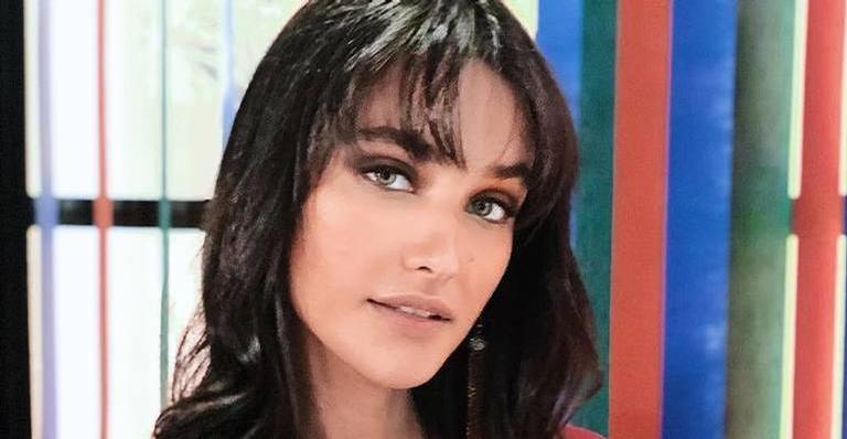 Com biquíni mínimo, Débora Nascimento surge pleníssima ao lado de Maria Carol em gravação na praia