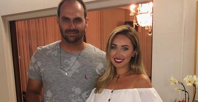 Prestes a se casar, noiva de Eduardo Bolsonaro faz alongamento no cabelo