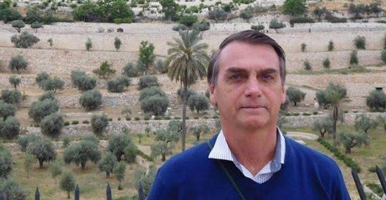 Bolsonaro compartilha foto com hashtag ‘TBT’ e chama a atenção dos internautas