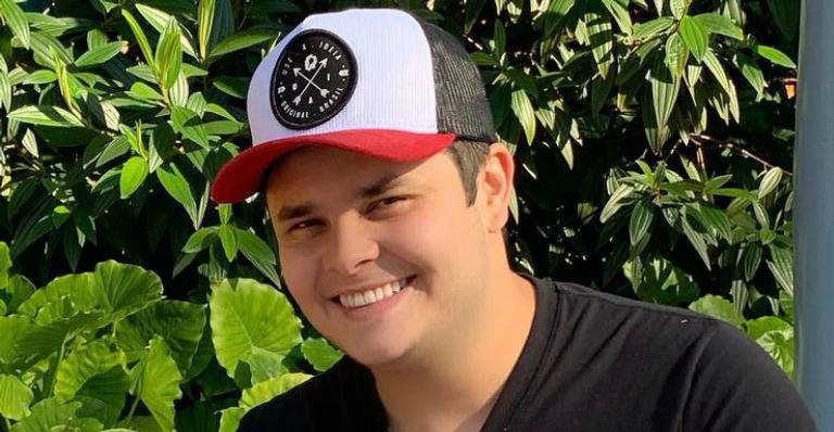 Matheus, da dupla com Kauan, mostra antes e depois após emagrecimento e surpreende: ‘Inchado, hein?’