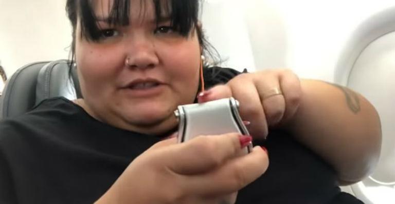 Thais Carla relata dificuldades ao viajar de avião: ”Me machuca, é triste essa situação”