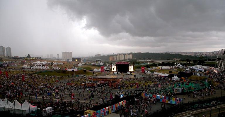 Mau tempo interrompe festival Lollapalooza Brasil em São Paulo