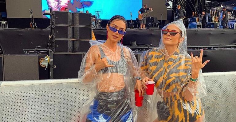 Mesmo debaixo de chuva, Thaila Ayala e Julia Faria curtem Lollapalooza: ”Doces mas não de açúcar”