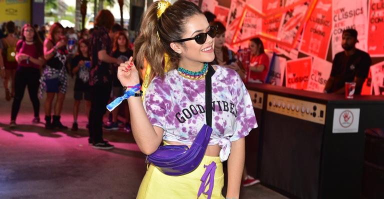 Pronta para mais um dia de Lollapalooza, Maisa aparece de cabelo rosa e brinca: ”Rindo de nervoso”