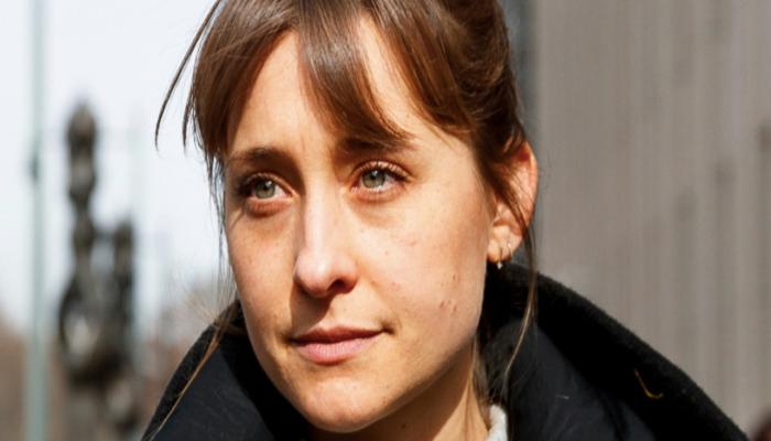 Allison Mack assume culpa de caso em culto sexual em que era responsável por manipular mulheres