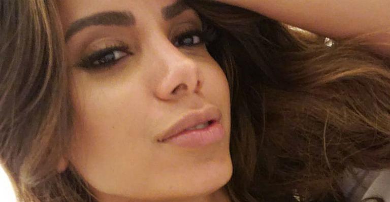 Anitta ignora boatos de novo affair e reclama de dormir sozinha
