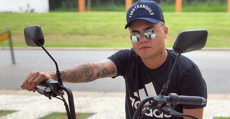 Felipe Araújo lamenta distância do filho e emociona os fãs: ”Tomara que um dia você leia isso”