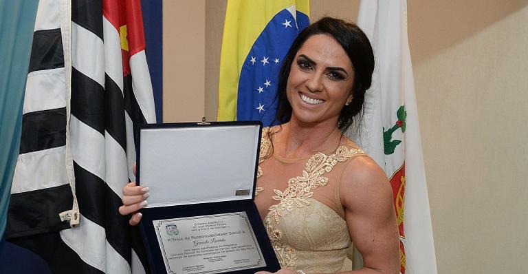 Graciele Lacerda celebra instante único em sua vida e comemora homenagem: ”Nunca imaginei”