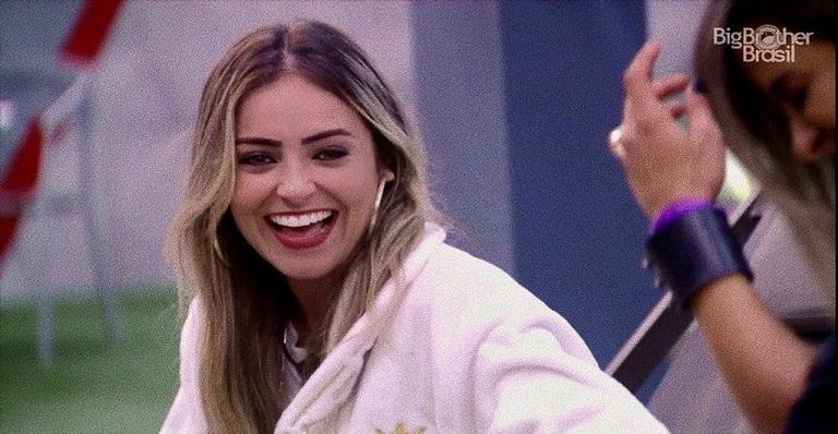 Paula comete deslize e acaba mostrando demais durante troca de roupa