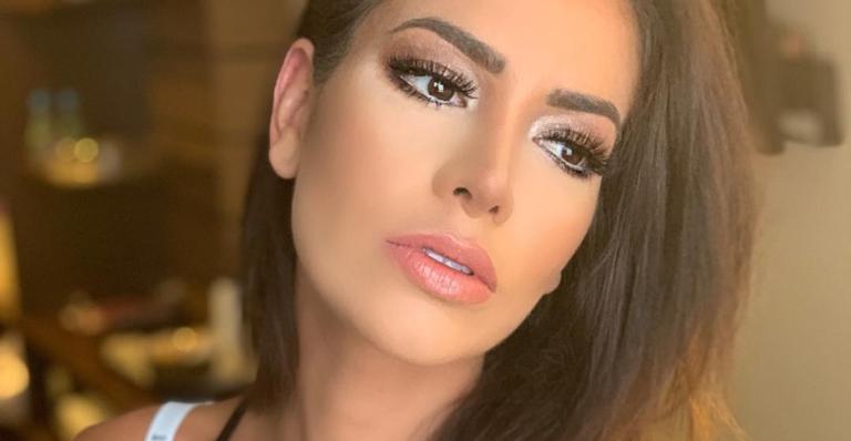 Adriana Sant’Anna esquenta a web com foto de lingerie e é questionada por fã: “Está tomando bomba?”