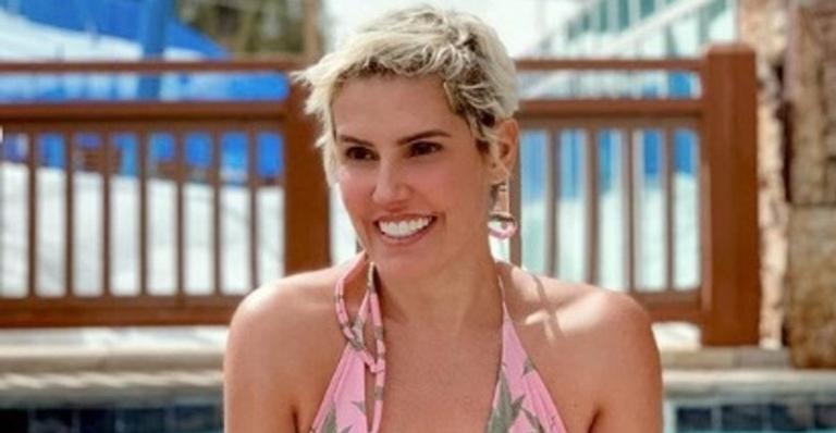 Deborah Secco exibe corpo escultural de maiô e é acusada de Photoshop: ”Ficou deformado!”