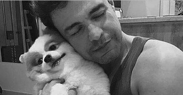Filhas consolam Zezé Di Camargo pela morte da sua cachorra: ”Doendo muito”
